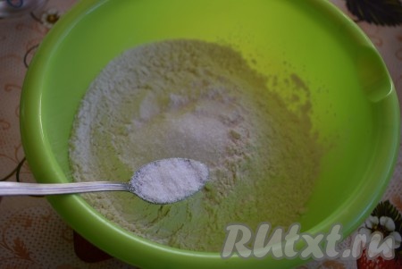 Приготовим тесто для халюжей, для этого насыпаем в глубокую миску просеянную муку, соль, сахар и перемешаем ингредиенты между собой.