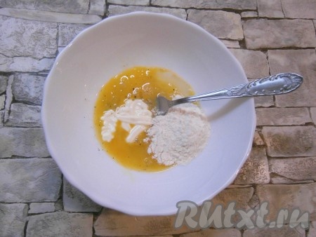 Хорошо взбить яйцо вилкой, добавить майонез и муку, тщательно перемешать. Получится кляр, который не должен быть слишком густым.
