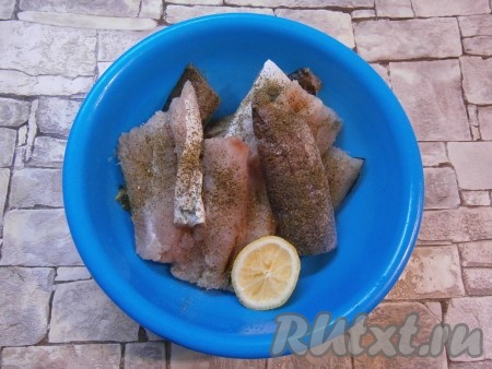 Рыбу посолить, посыпать приправами, сбрызнуть свежевыжатым лимонным соком. Оставить пропитаться на 15-20 минут.
