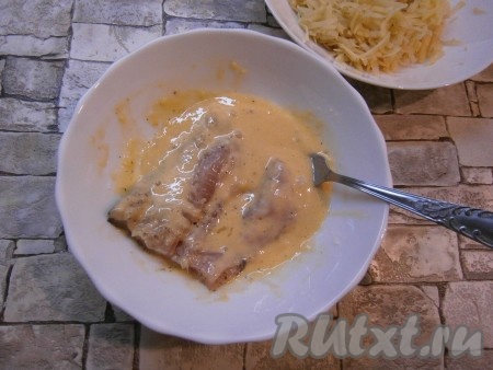 Теперь куски рыбы полностью обмакнуть в кляр.
