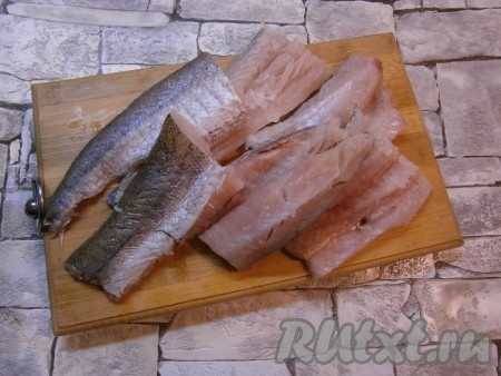 Филе рыбы разрезать на части. Куски должны быть довольно крупными.
