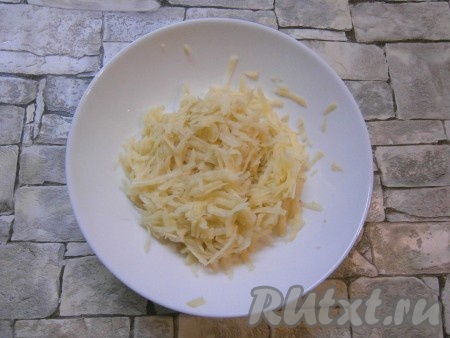 Картофель очистить и натереть на крупной терке непосредственно перед жаркой рыбы.
