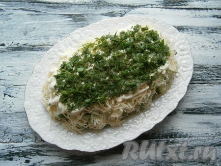 Сверху салат украсить мелко нарезанным оставшимся зелёным луком и укропом.