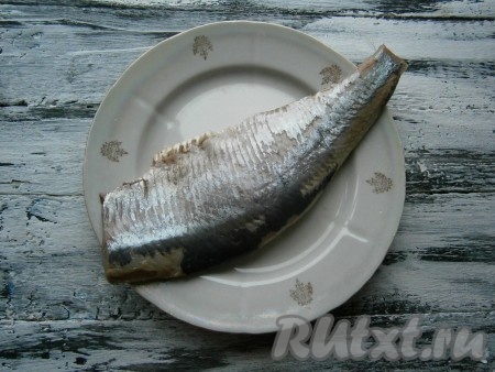 Отварить картофель в кожуре до готовности (в течение минут 25 с момента закипания воды), затем дать остыть. Филе сельди внимательно проверить на наличие мелких косточек, если они есть - убрать.