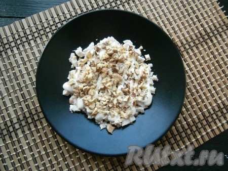 Рубленные грецкие орехи выложить на курицу.