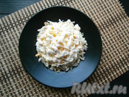 Затем идёт слой очищенных и мелко нарезанных вареных яиц (яйца тоже старайтесь выкладывать горкой), немного посолить и смазать майонезом.
