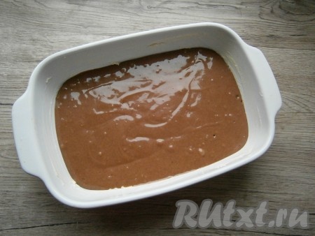 Форму, пригодную для микроволновки (у меня размер формы 20х16 см), смазать хорошо сливочным маслом, вылить в нее тесто.
