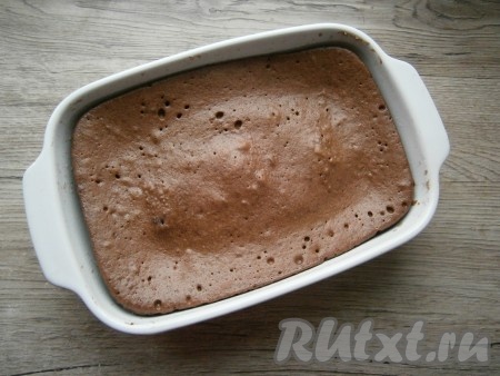 Отправить форму в микроволновку. Выпекать корж 6 минут при мощности 700 Ватт. Не открывая дверцу, оставить корж в СВЧ еще на 4-5 минут. Края коржа должны отойти от формы и его можно будет легко вынуть.
