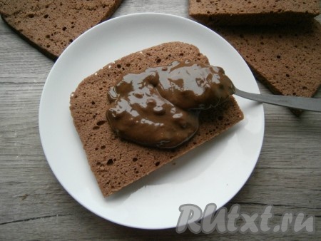 Каждую часть коржа смазать кремом.