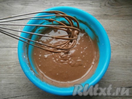 Замесить венчиком тесто, которое должно быть похоже на сметану средней густоты.
