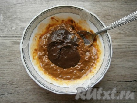 Для приготовления крема смешать вареную сгущенку с шоколадной пастой.
