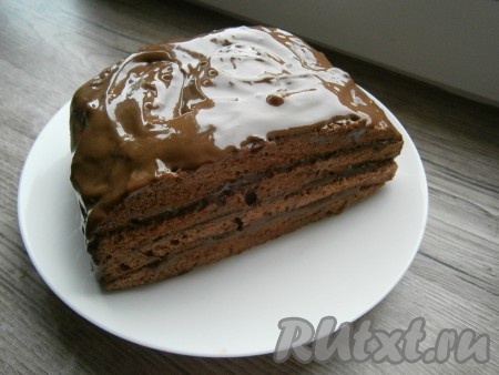 Собрать торт, выложив смазанные кремом коржи друг на друга, верх и бока тортика тоже смазать кремом.
