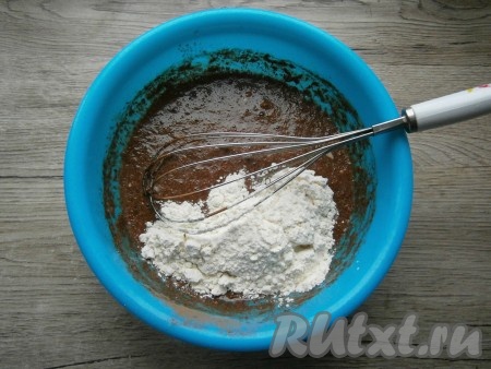 Всыпать частями муку. Возможно, ее понадобится чуть меньше или больше.&nbsp;