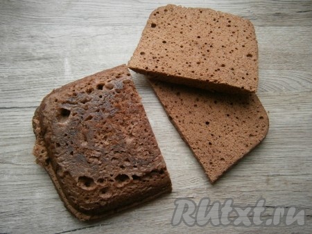 Далее вы можете разрезать шоколадный корж на 2 части в длину или, как сделала я, - на 4 части.
