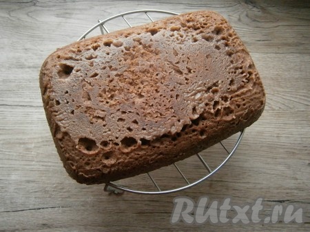 Перевернуть корж на решетку и полностью остудить.