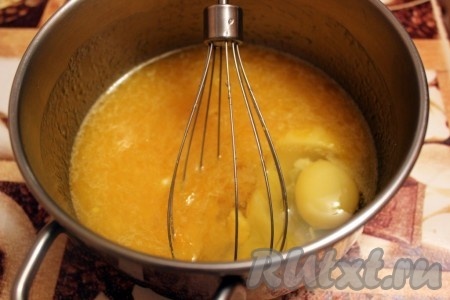 Добавить яйца и хорошо перемешать.
