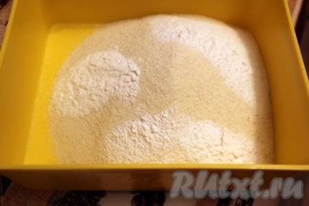 Отмерить манку, соединить её с разрыхлителем.
