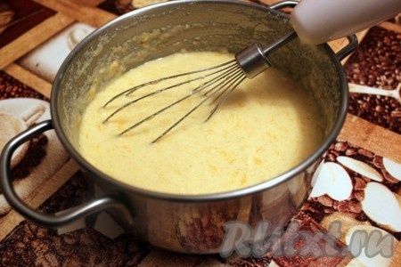 Тщательно перемешать и перелить тесто для манника в форму (очень удобно в силиконовую). Поскольку варенье и джемы бывают разной консистенции, надо учитывать, что тесто для манника должно быть, как густая сметана. Выпекать в разогретой духовке первые 10 минут при температуре 180 градусов, затем 30-35 минут при температуре 170 градусов, если высота теста примерно 3-4 см. Но время зависит от свойств духовки и высоты теста в форме.
