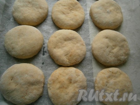 Выпекать сметанные коржики в разогретой до 180 градусов духовке 15-25 минут (они не должны слишком зарумяниться).
