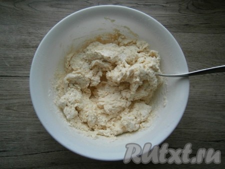 Замесить тесто, подсыпая оставшуюся муку. Вначале тесто лучше замешивать ложкой, а затем - руками.
