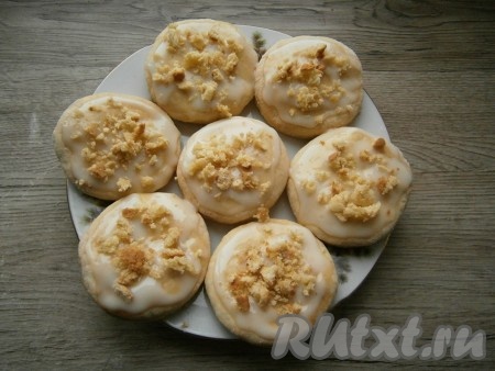 И затем посыпать сверху крошкой. Оставить коржики до полного остывания.
