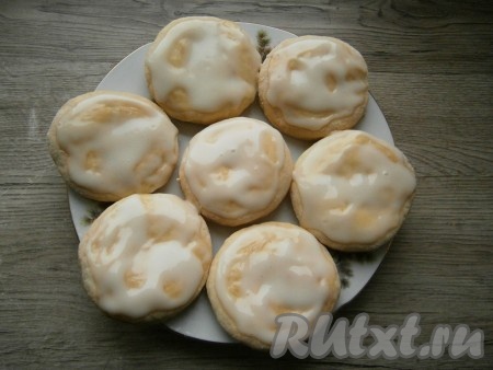 Пару коржиков отложить и остудить, перетереть их в крошку. Еще горячие коржики смазать подготовленной сметанной помадкой.
