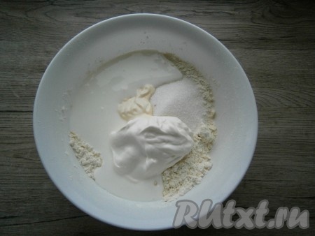 Перетереть масло с мукой в мелкую крошку, затем добавить сахар, соду, майонез, сметану и кефир (можно в охлажденном виде).
