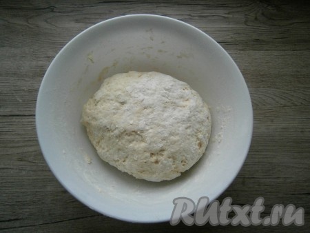 Тесто должно получиться мягким, но не липнущим и плотным.
