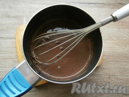 Поставить ковшик на средний огонь и при постоянном помешивании венчиком довести до кипения.
