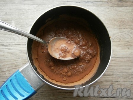 Влить теплое молоко, интенсивно все перемешать до однородности.