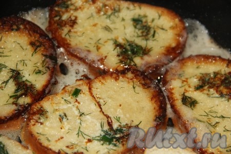 Жарить гренки до золотистого цвета с двух сторон на среднем огне.
