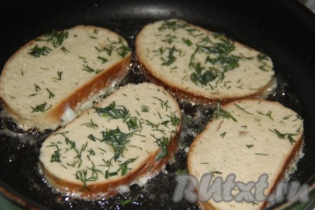 Выложить кусочки батона на сковороду, хорошо разогретую с маслом.
