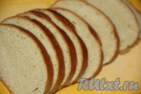 Батон нарезать на кусочки.