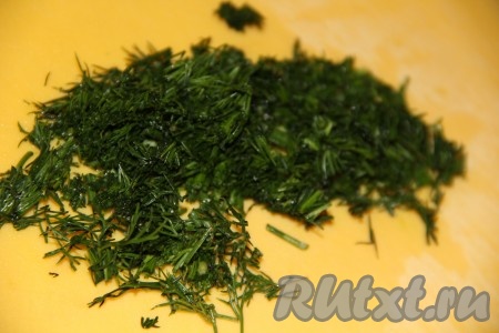 Укроп вымыть, обсушить, а затем мелко нарезать.&nbsp;
