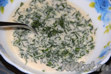 Нарезанный укроп добавить в смесь молока и яиц, немного посолить, перемешать.
