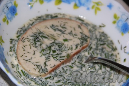 В сковороду влить масло и разогреть. Окунуть каждый кусочек белого хлеба с двух сторон в смесь яиц и молока.
