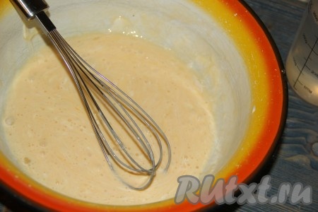 С помощью венчика перемешать массу до однородности.