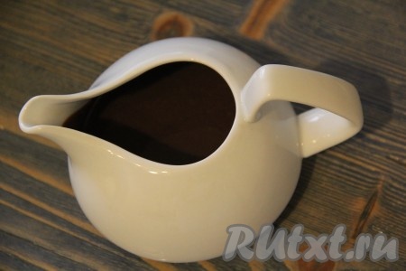 Перелить соус в соусник и охладить.