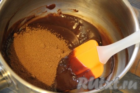 Поставить сотейник на медленный огонь и довести массу до однородного состояния, постоянно перемешивая. Шоколад и масло растопятся. Снять массу с огня и добавить какао, тщательно перемешать.
