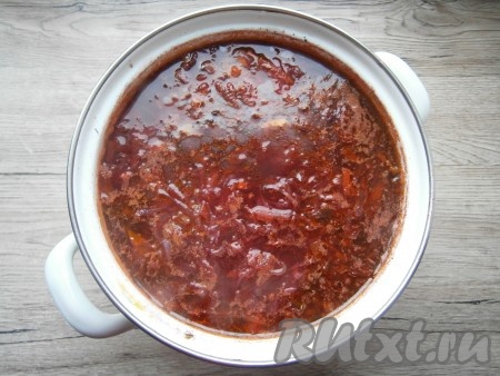 Борщ перемешать, дать ему провариться на слабом огне минут 5, затем выключить газ. Крышкой кастрюлю не накрывать, пока борщ немного не остынет.
