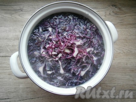 Когда картофель будет готов, выбросить стебли укропа, а капусту выложить в кастрюлю.&nbsp;