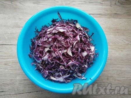 Поставить кастрюлю на огонь, довести до кипения, убрать пену, воду посолить, убавить огонь до минимума. Варить картофель 15 минут, убрать лавровый лист, затем продолжать варку еще 10-15 минут - до готовности картофеля. Тем временем нашинковать краснокочанную капусту.
