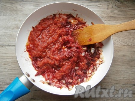 Свеклу сбрызнуть лимонным соком и посыпать сахаром. Обжарить овощи, иногда помешивая, до мягкости на среднем огне, после чего добавить томат и томатную пасту, перемешать и протушить томатную заправку 3-4 минуты, помешивая. В конце добавить измельченный чеснок, перемешать.
