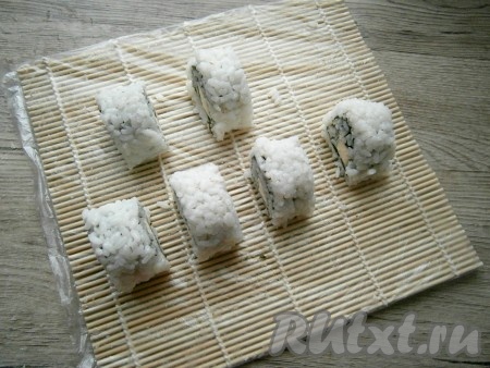 Очень острым и тонким ножом обрезать края и разрезать ролл вначале на 2 части, а затем каждую - еще на 3 части. В итоге должно получиться 6 роллов.
