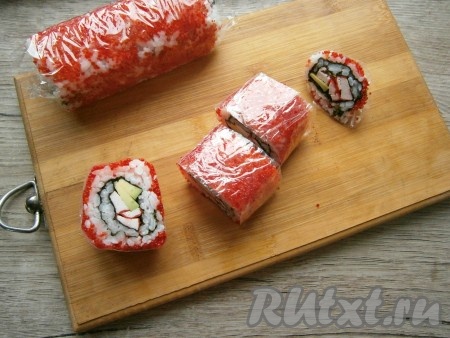 Очень острым и тонким ножом разрезать каждый ролл на 3 части, обрезав предварительно края. В итоге у нас получится 6 роллов.
