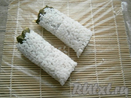 Разрезать ролл на 2 части.
