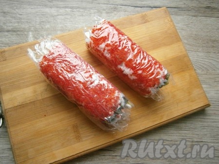 Обернуть оба получившихся ролла пищевой пленкой (пищевая пленка нужна для того, чтобы при дальнейшей нарезке роллов икра не осыпалась и не прилипала к ножу).
