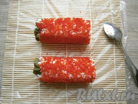 Таким же образом поступить и с другой частью ролла.
