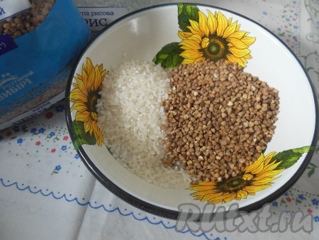Подготовьте крупы для приготовления гречнево-рисовой каши.
