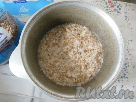 Огонь уменьшите до минимума. Варите гречнево-рисовую кашу еще минут 10-15, пока вода практически не выкипит. В процессе варки не накрывайте кастрюлю крышкой, а кашу не перемешивайте.
